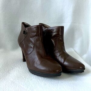 Easy Spirit Size 9 Brown Leather Heeled Platform Booties.